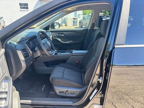 Used 2025 Nissan Rogue SV FWD image 29
