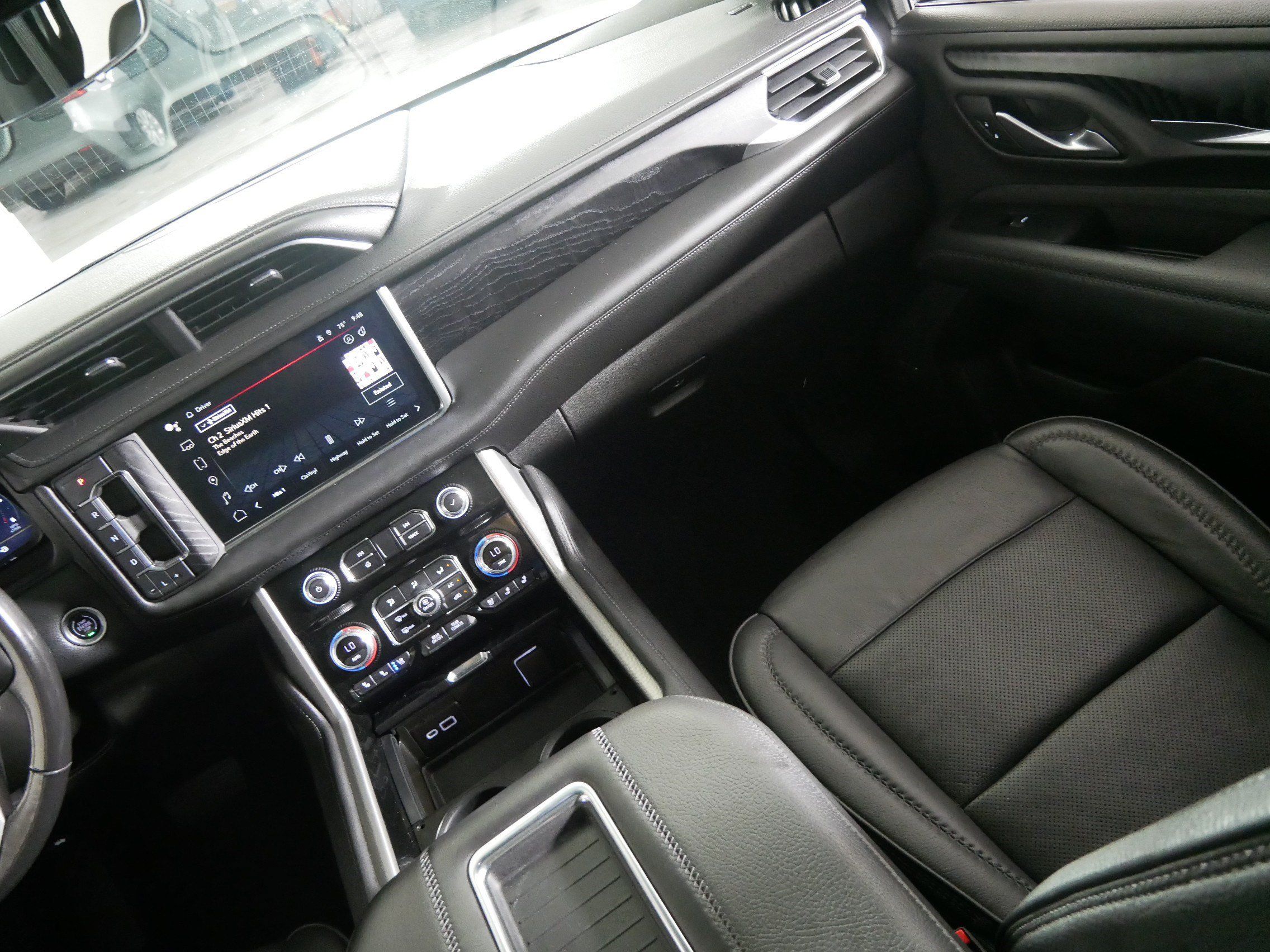 Certified 2022 GMC Yukon Denali w/ Denali Premium Package AWD/4WD image 11