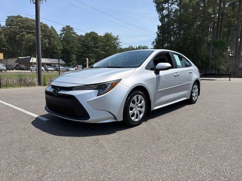 Used 2023 Toyota Corolla LE w/ Carpet Mat Package (TMS) FWD image 2
