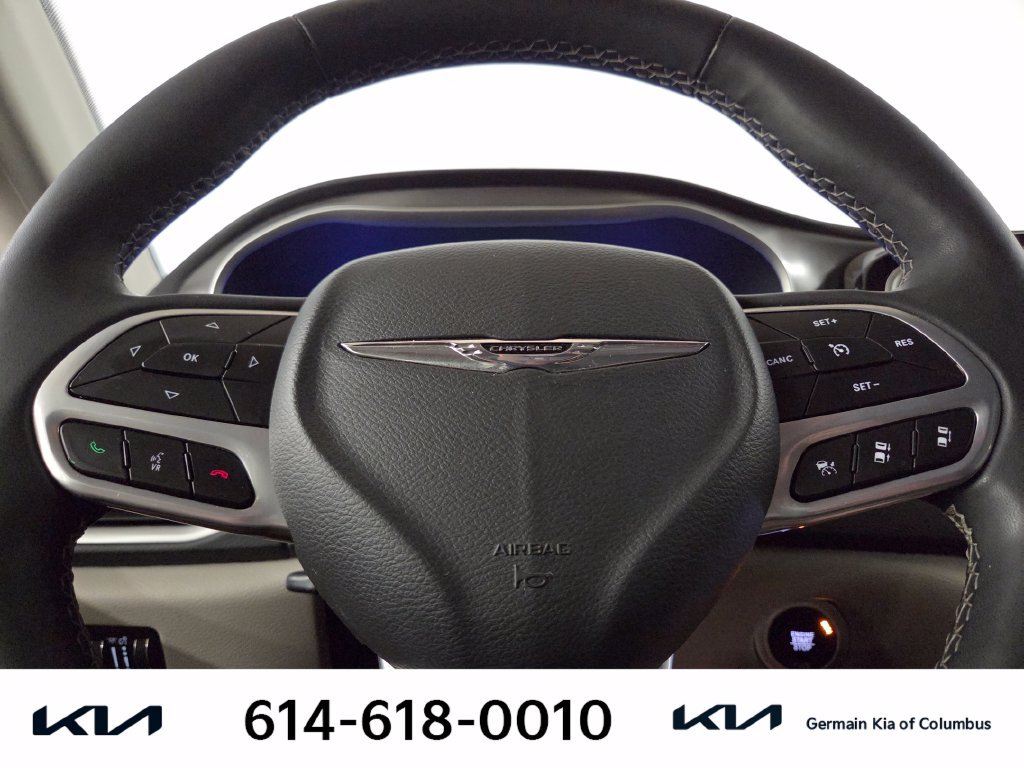 Used 2023 Chrysler Pacifica Touring-L FWD image 21