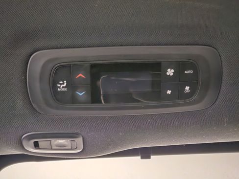 Used 2025 Chrysler Pacifica Limited image 25