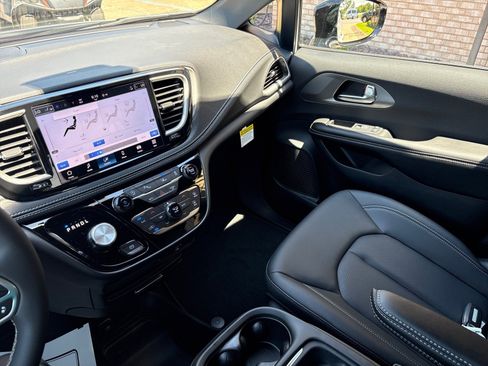 New 2027 Chrysler Pacifica Select FWD image 16