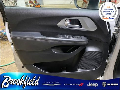 Used 2023 Chrysler Pacifica Touring image 13