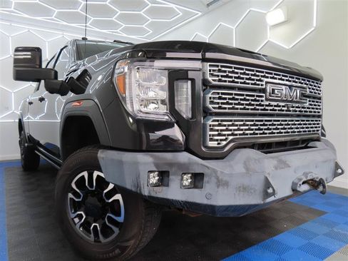 Used 2023 GMC Sierra 2500 Denali w/ Denali Black Diamond Edition AWD/4WD image 4
