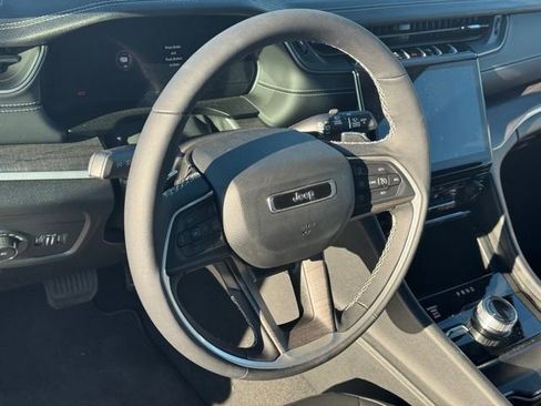 Certified 2025 Jeep Grand Cherokee Limited w/ Black Appearance Package image 18