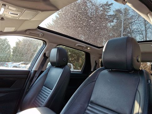 Used 2020 Land Rover Discovery Sport SE image 15