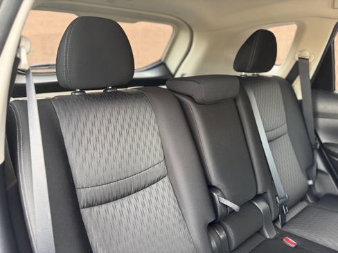 Used 2019 Nissan Rogue SV w/ Premium Package image 18