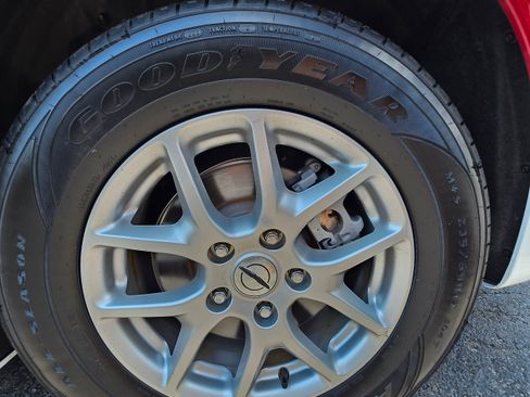 Used 2024 Chrysler Pacifica Touring FWD image 24