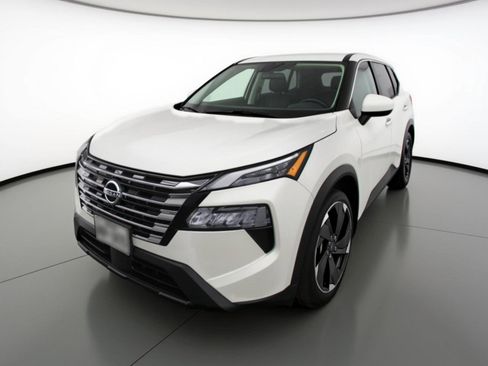 Used 2025 Nissan Rogue SV image 3