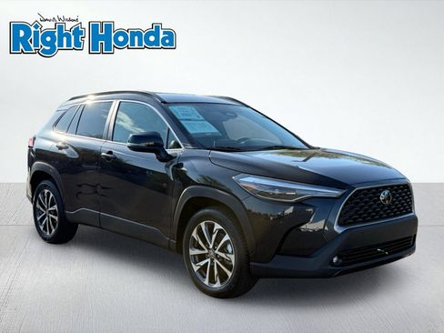 Used 2025 Toyota Corolla Cross XLE FWD image 10