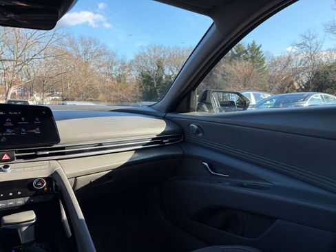 Used 2025 Hyundai Elantra SEL image 34