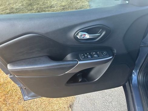 Used 2019 Jeep Cherokee Latitude Plus w/ Comfort/Convenience Group AWD/4WD image 10