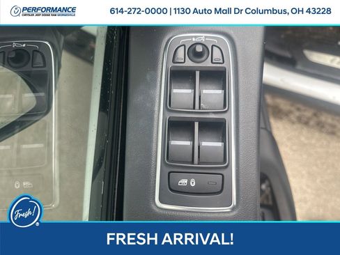 Used 2017 Jaguar F-PACE R-Sport image 12