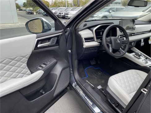 New 2025 Mitsubishi Outlander 4WD Plug-In Hybrid image 11