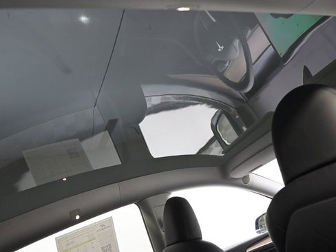 Used 2022 Tesla Model Y Long Range image 17