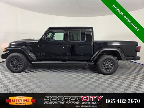 New 2025 Jeep Gladiator Sport image 4