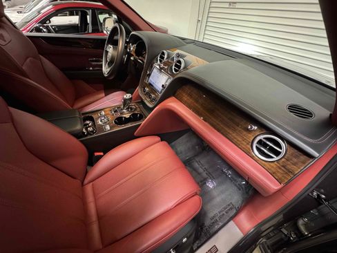 Used 2018 Bentley Bentayga AWD/4WD image 38
