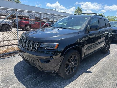 Used 2022 Jeep Grand Cherokee Laredo X RWD image 2
