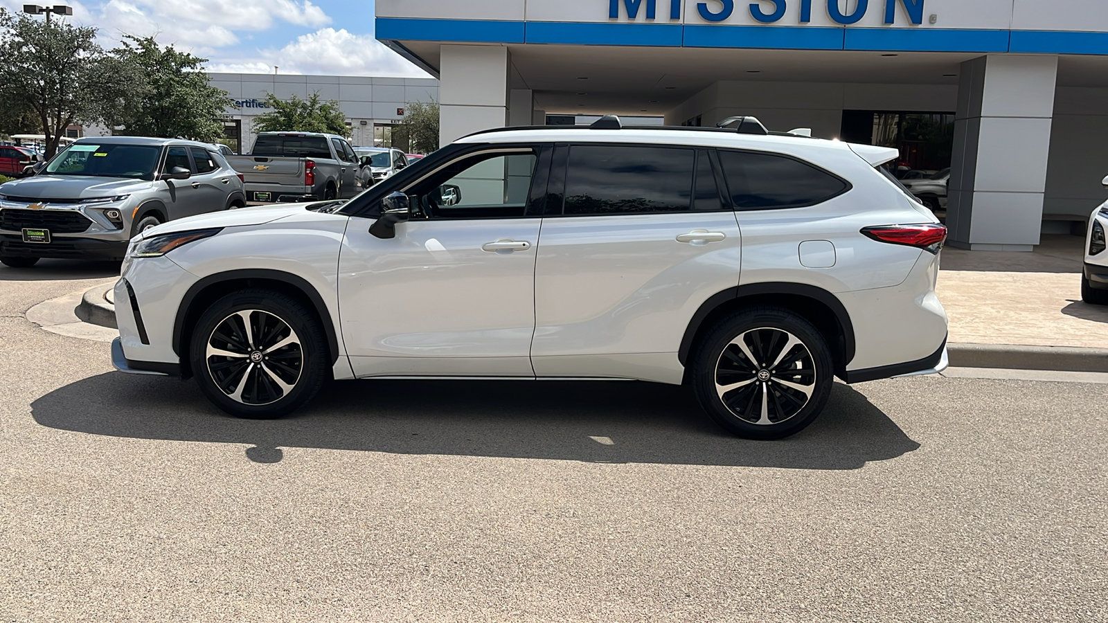 Used 2021 Toyota Highlander XSE FWD image 4