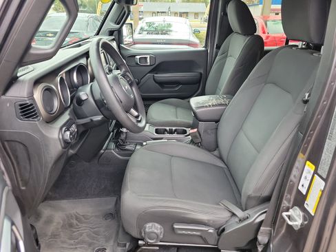 Used 2018 Jeep Wrangler Unlimited Sport image 19