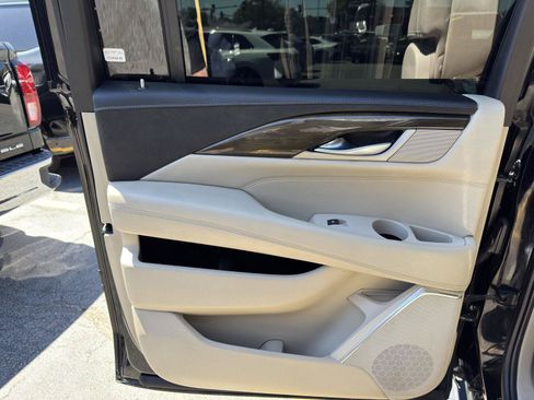 Used 2019 Cadillac Escalade ESV Luxury AWD/4WD image 25