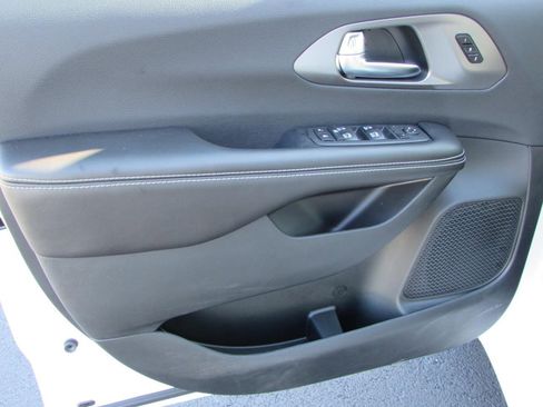 New 2026 Chrysler Pacifica Select image 11