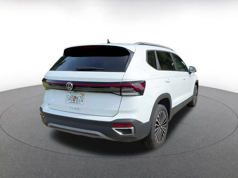 Used 2025 Volkswagen Taos SE FWD image 13