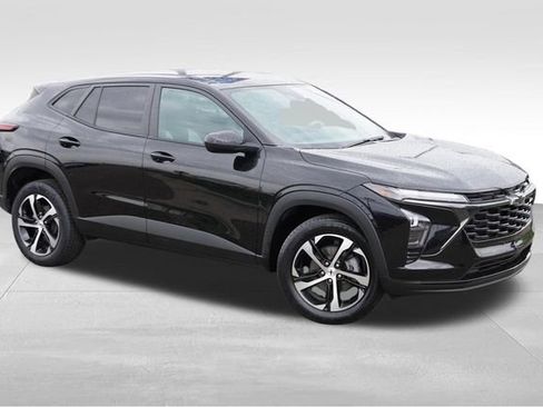 Used 2024 Chevrolet Trax RS w/ Driver Confidence Package FWD image 2