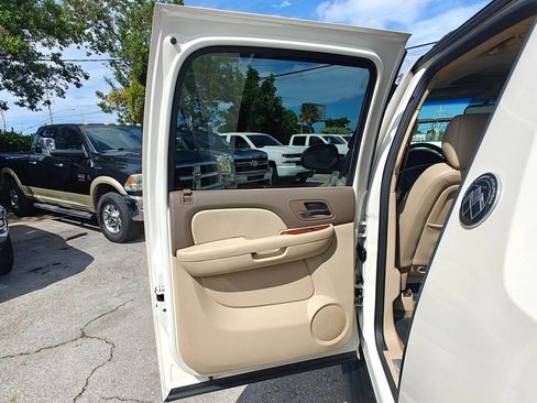 Used 2013 Chevrolet Avalanche LTZ AWD/4WD image 13