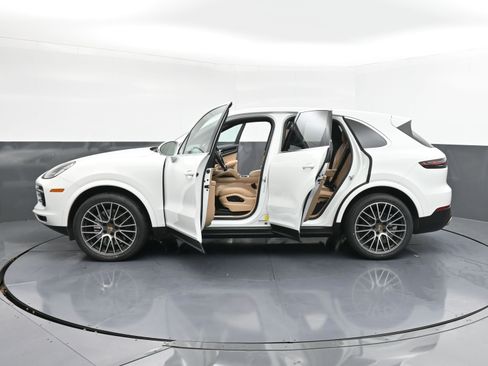 Used 2022 Porsche Cayenne image 45