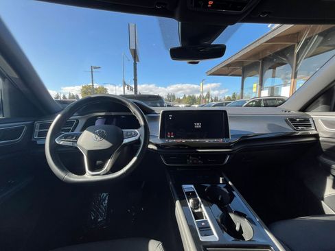 Used 2025 Volkswagen Atlas Cross Sport SE image 33