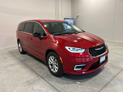 New 2026 Chrysler Pacifica Select image 4
