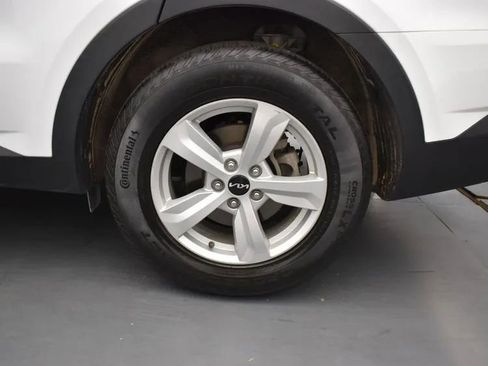 Used 2023 Kia Sorento LX image 34