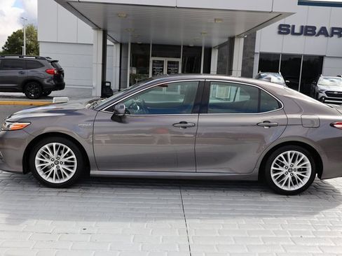 Used 2018 Toyota Camry XLE image 2