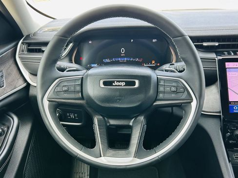 Used 2023 Jeep Grand Cherokee Limited w/ Black Appearance Package AWD/4WD image 19