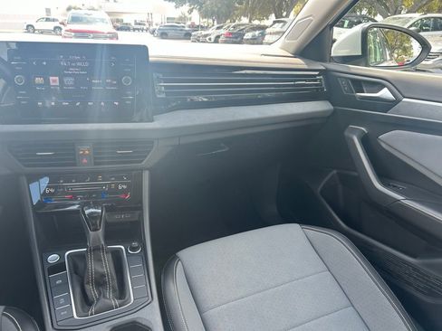 Used 2025 Volkswagen Jetta SE w/ Sunroof Package image 11