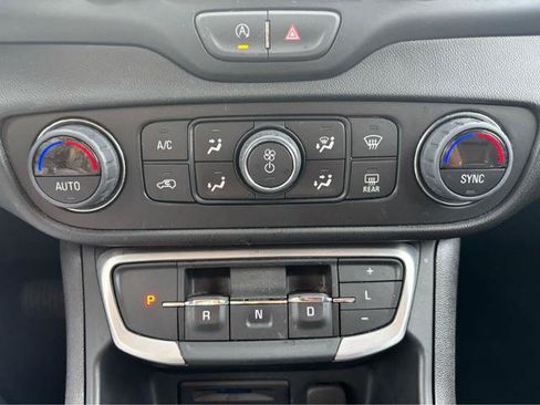 Used 2024 GMC Terrain SLT AWD/4WD image 24