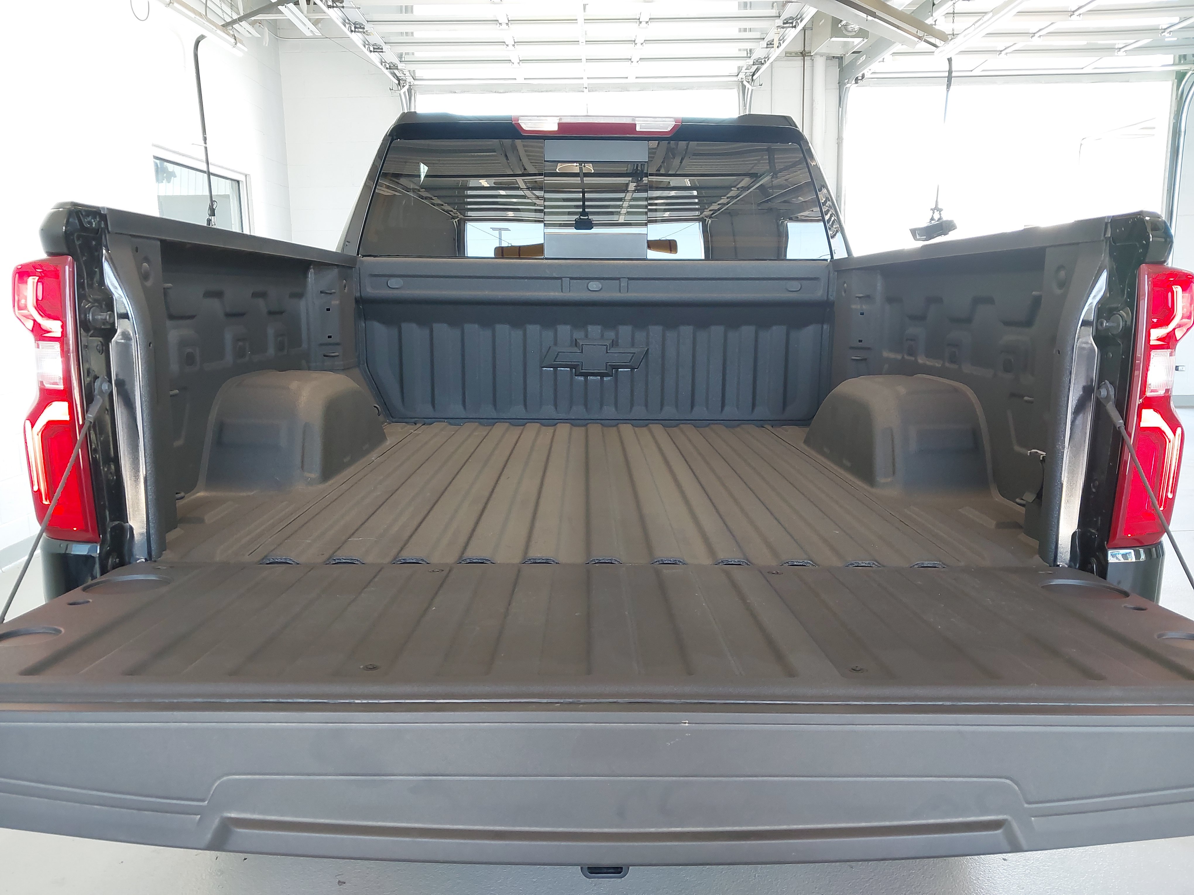 Used 2025 Chevrolet Silverado 1500 LTZ AWD/4WD image 27