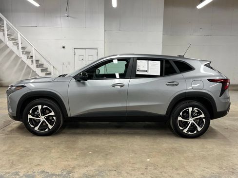 Used 2026 Chevrolet Trax RS w/ Sunroof Package FWD image 4
