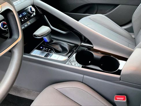 Used 2024 Hyundai Elantra Blue image 15