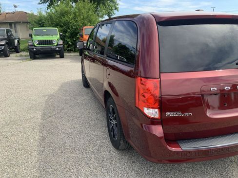 Used 2018 Dodge Grand Caravan SXT w/ Blacktop Package FWD image 12