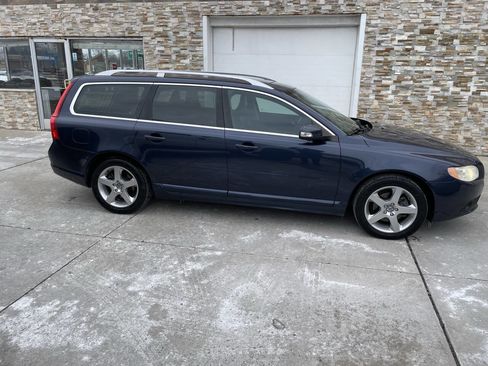 Used 2010 Volvo V70 image 6
