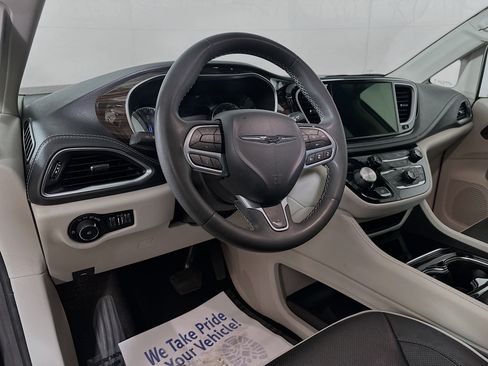 Used 2023 Chrysler Pacifica Limited FWD image 9