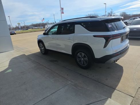 Used 2025 Chevrolet Traverse LT w/ Driver Confidence Package image 6