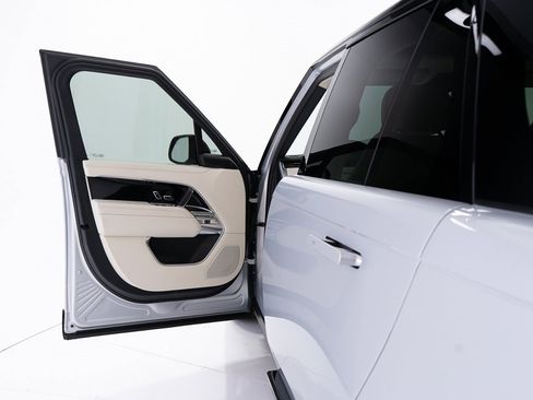 Used 2025 Land Rover Range Rover SE image 10