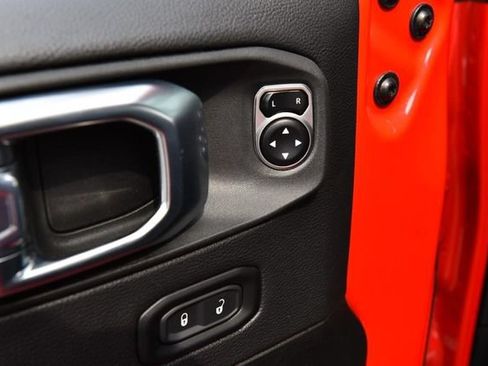 Used 2025 Jeep Wrangler Unlimited Sahara AWD/4WD image 8