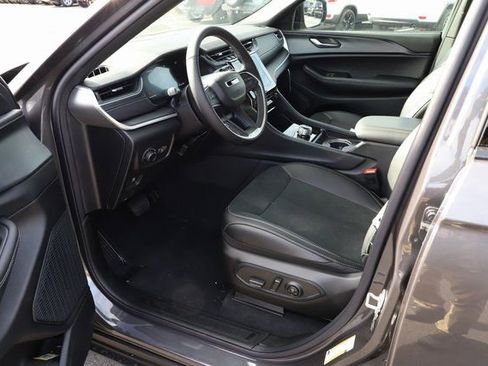 New 2025 Jeep Grand Cherokee Altitude AWD/4WD image 9