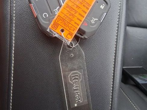 Used 2021 GMC Acadia SLT w/ Preferred Package image 21