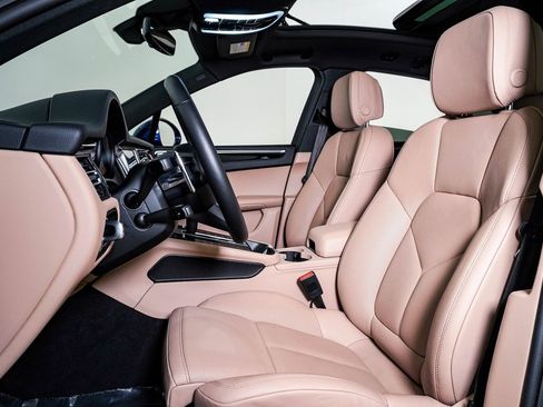 Certified 2025 Porsche Macan image 5