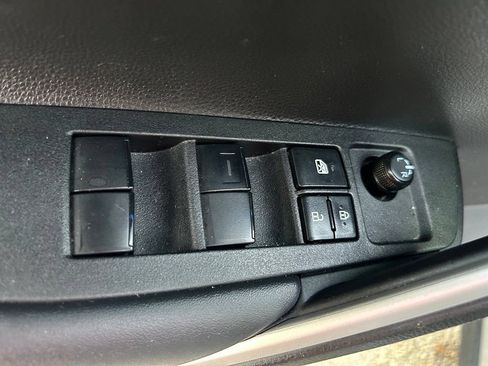 Used 2025 Toyota Corolla Cross XLE w/ Convenience Package FWD image 18